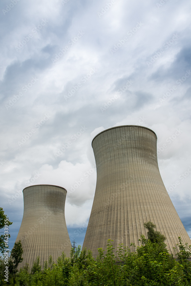 Zwei Kühltürme, Kernkraftwerk Grundremmingen in Bayern - Wolken Zwei Kühltürme, Kernkraftwerk Grundremmingen in Bayern - Wolken