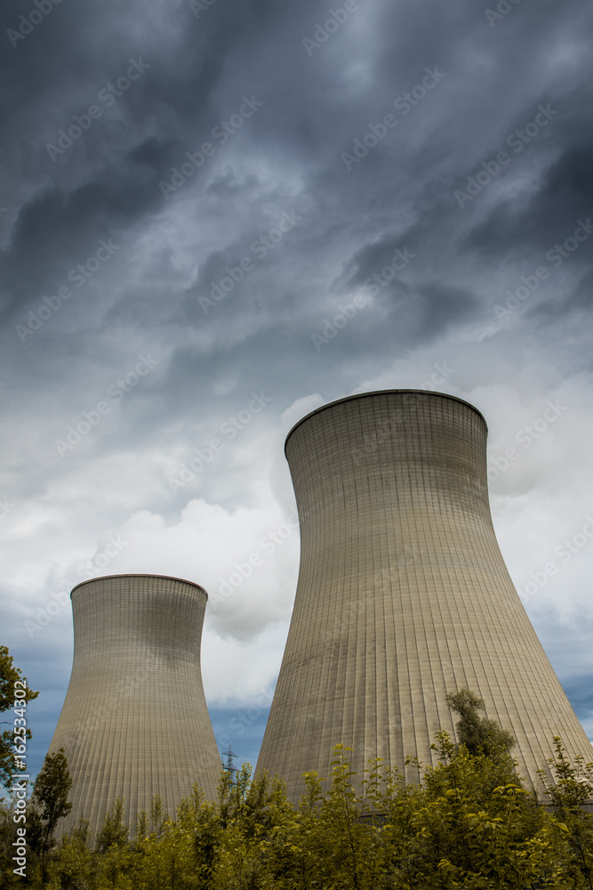 Zwei Kühltürme, Kernkraftwerk Grundremmingen in Bayern - dramatische Wolken