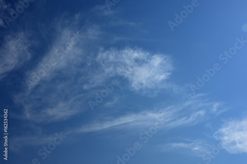 青空と雲「空想・雲のモンスター」立ち向かう、見つめる、目標、毅然などのイメージ