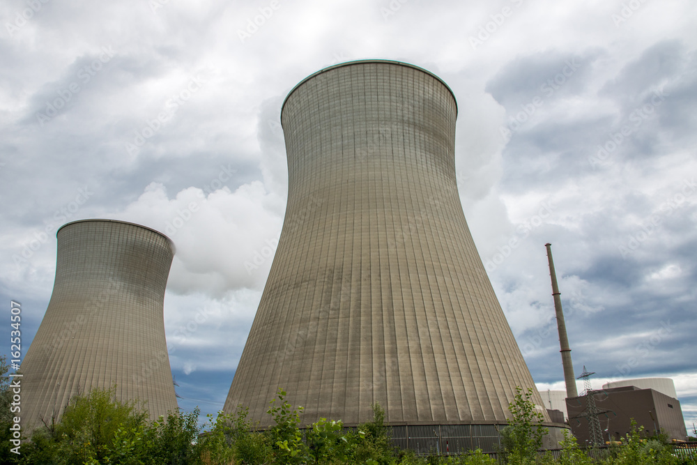 Zwei Kühltürme des Kernkraftwerk Grundremmingen in Bayern