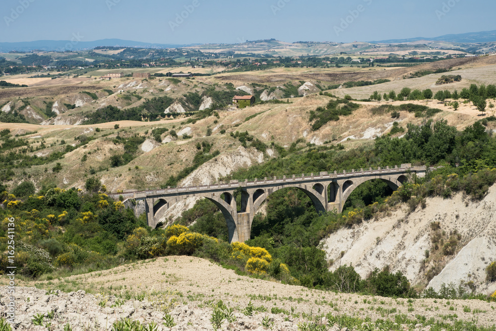 Eisenbahnbrücke in der Toskana bei Asciano