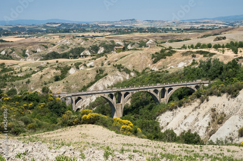 Eisenbahnbrücke in der Toskana bei Asciano