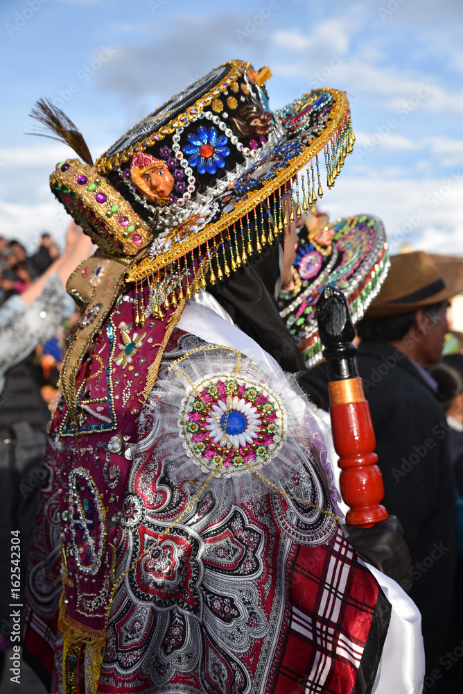 Naklejka premium Péruvienne en costume de fête plaza de Armas à Cusco au Pérou