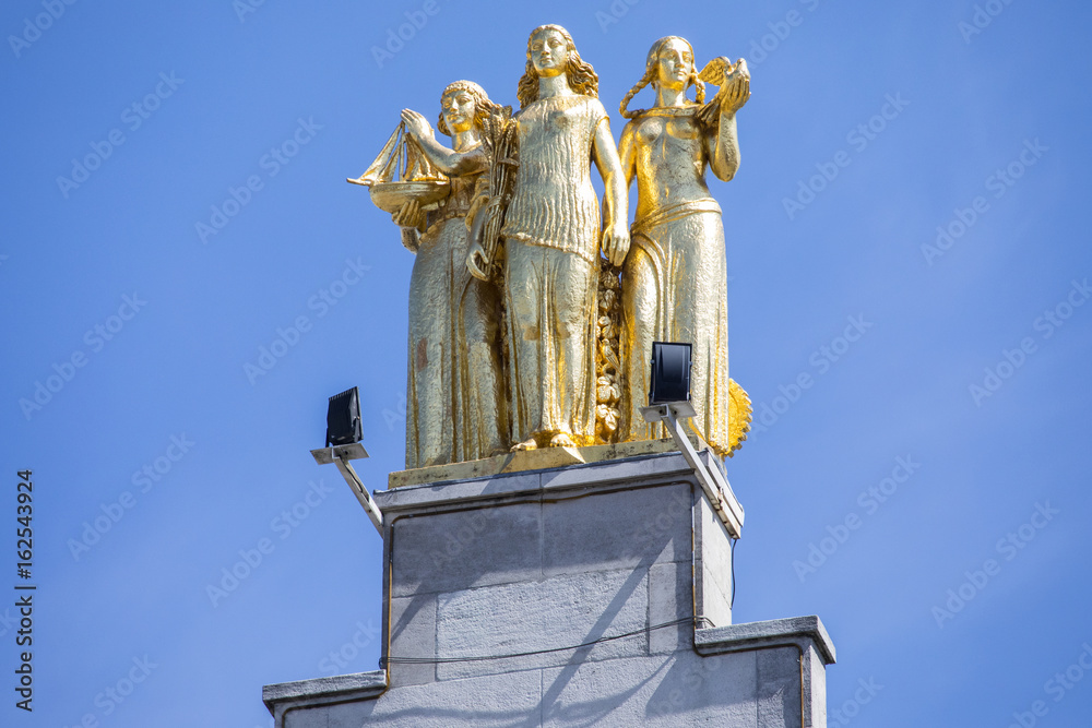 Obraz premium Gold Statue in Lille