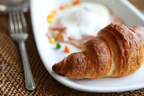 クロワッサンとハムエッグ／Breakfast of croissant and the fried egg	