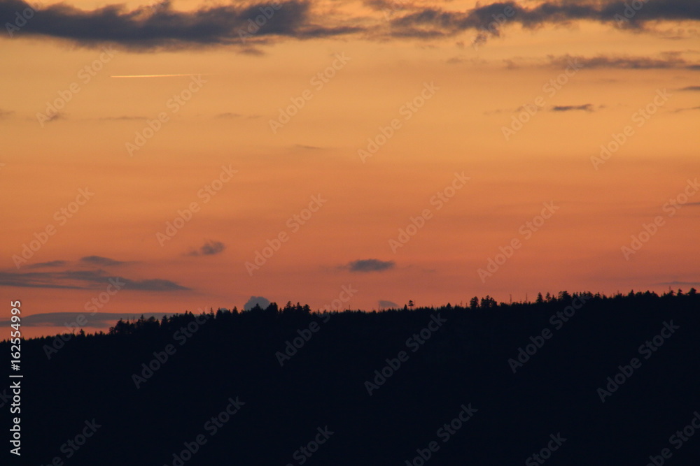 Orange leuchtender Himmel in den Harzer Bergen