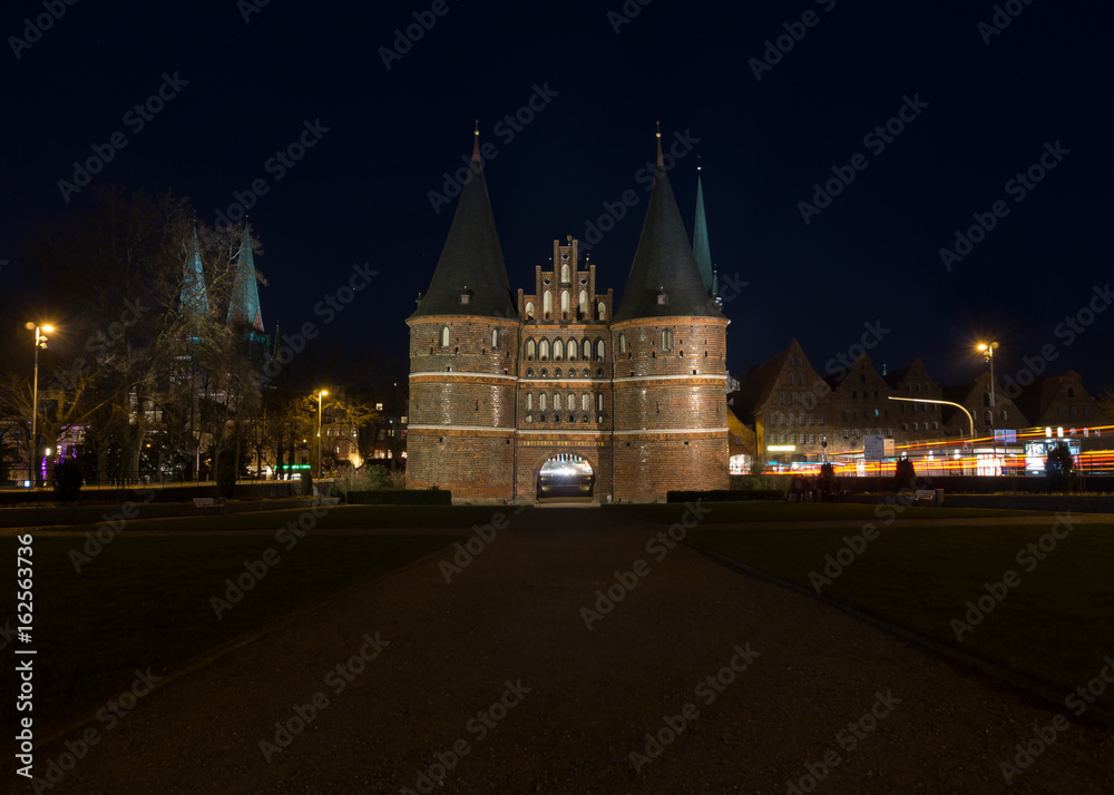 Das Holstentor von Lübeck bei Nacht