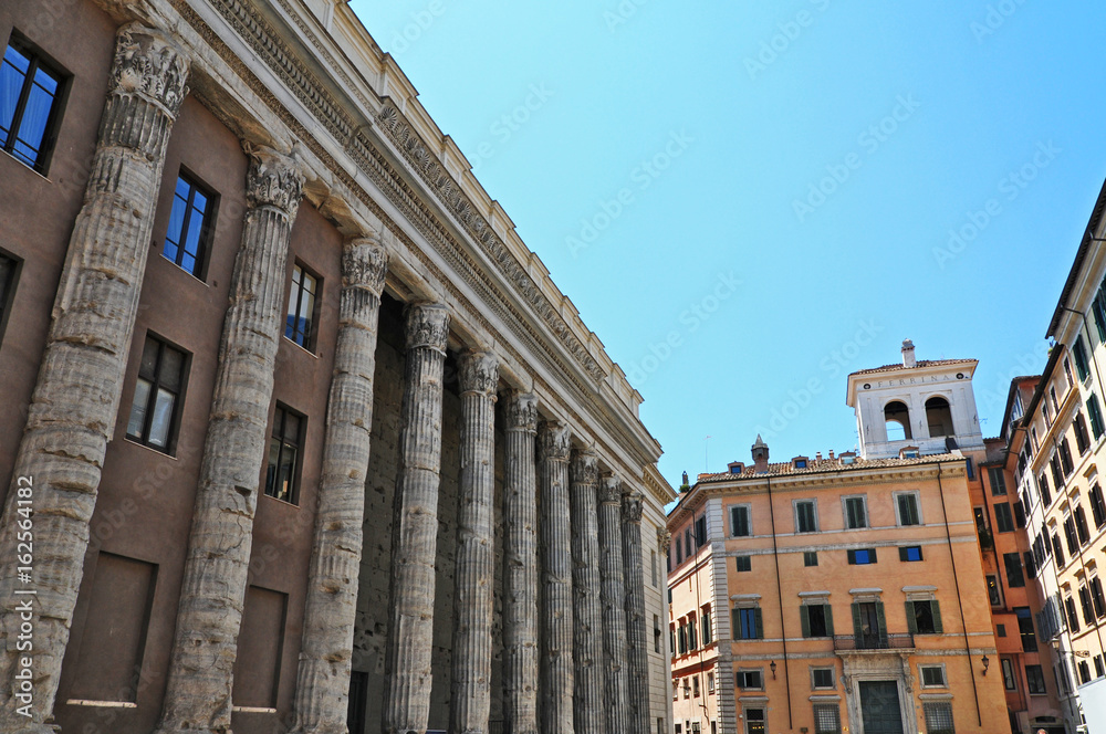 Roma, il tempio di Adriano a piazza di Pietra