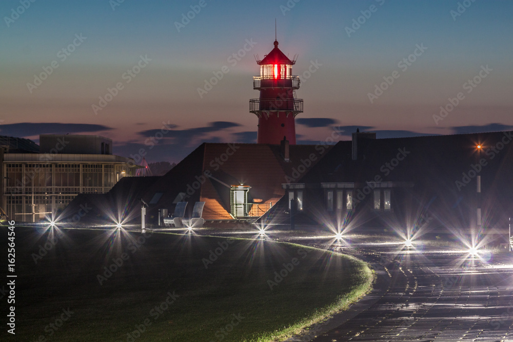 Leuchtturm an der Nordsee bei Nacht