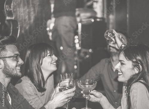 Canvas Print Happy friends cheering at cocktail jazz bar - Young trendy people having fun dri