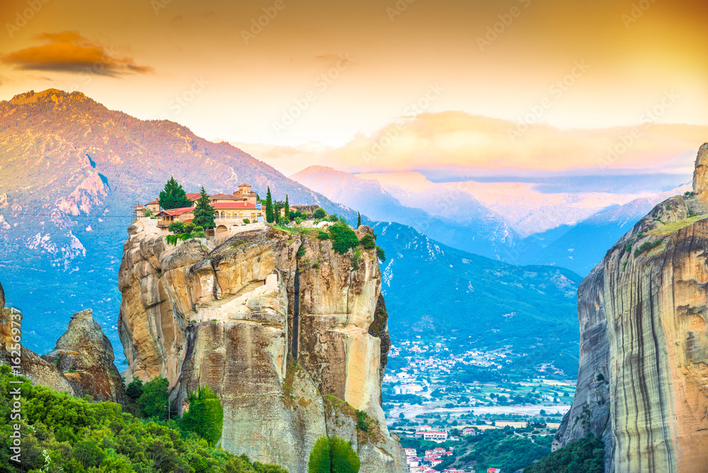 Obraz premium Panorama at sunset over mountain peak and Holy Trinity monastery in Meteora place in Greece, Europe