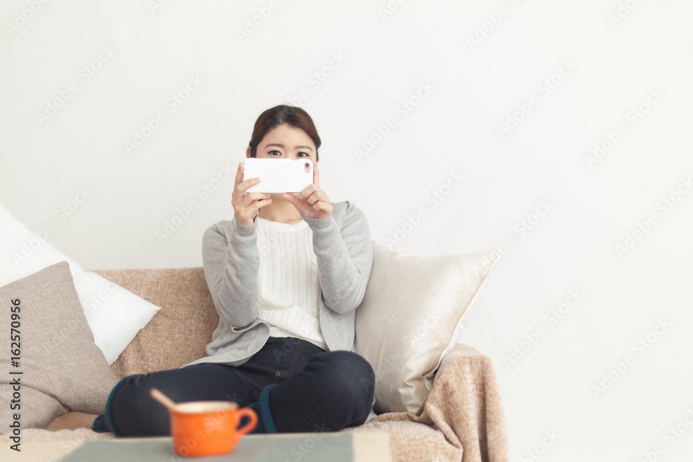 くつろぐ女性・白バック くつろぐ女性・白バック