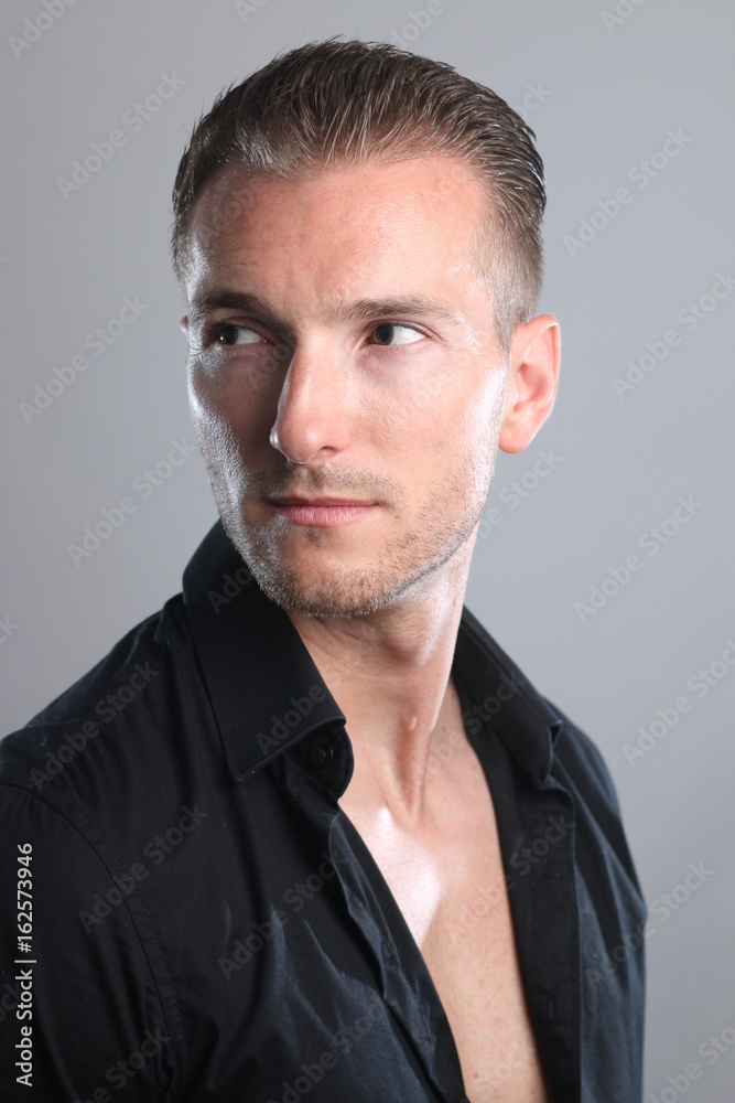 Obraz premium Portrait d' un bel homme blond 