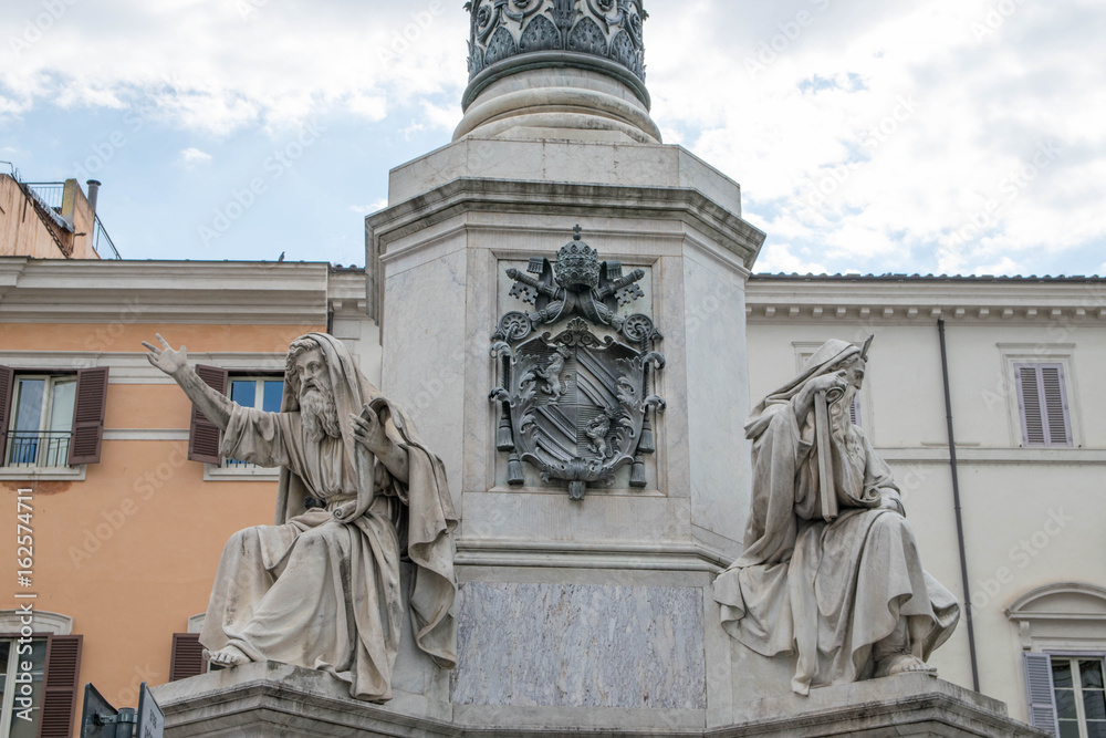 Obraz premium Biblical Statues at Base of Colonna dell'Imacolata