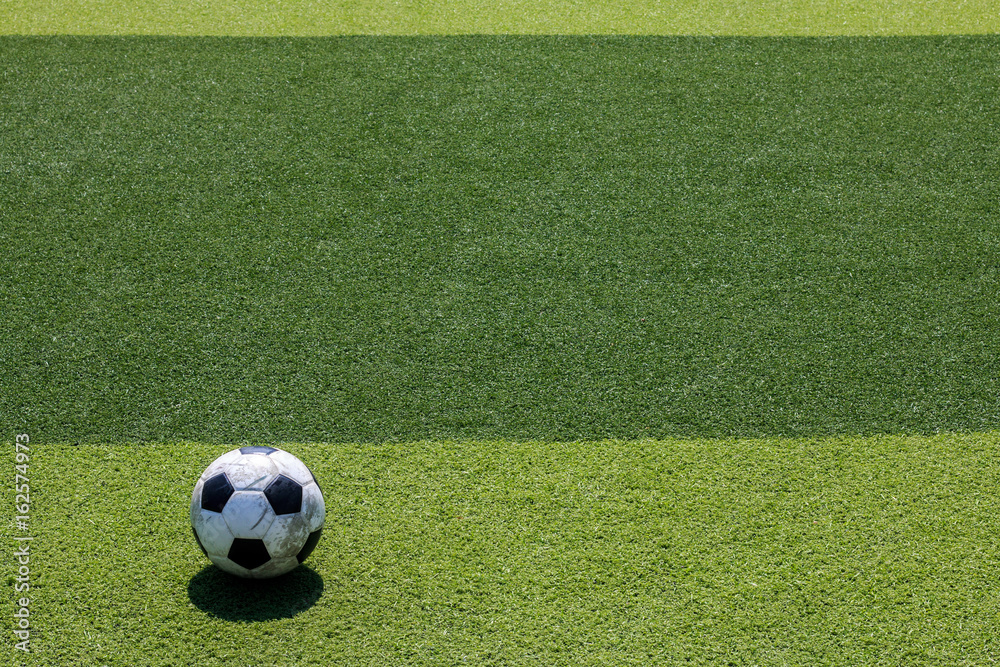 Fototapeta Stary futbolowy piłka nożna na białej linii w sztucznej murawie