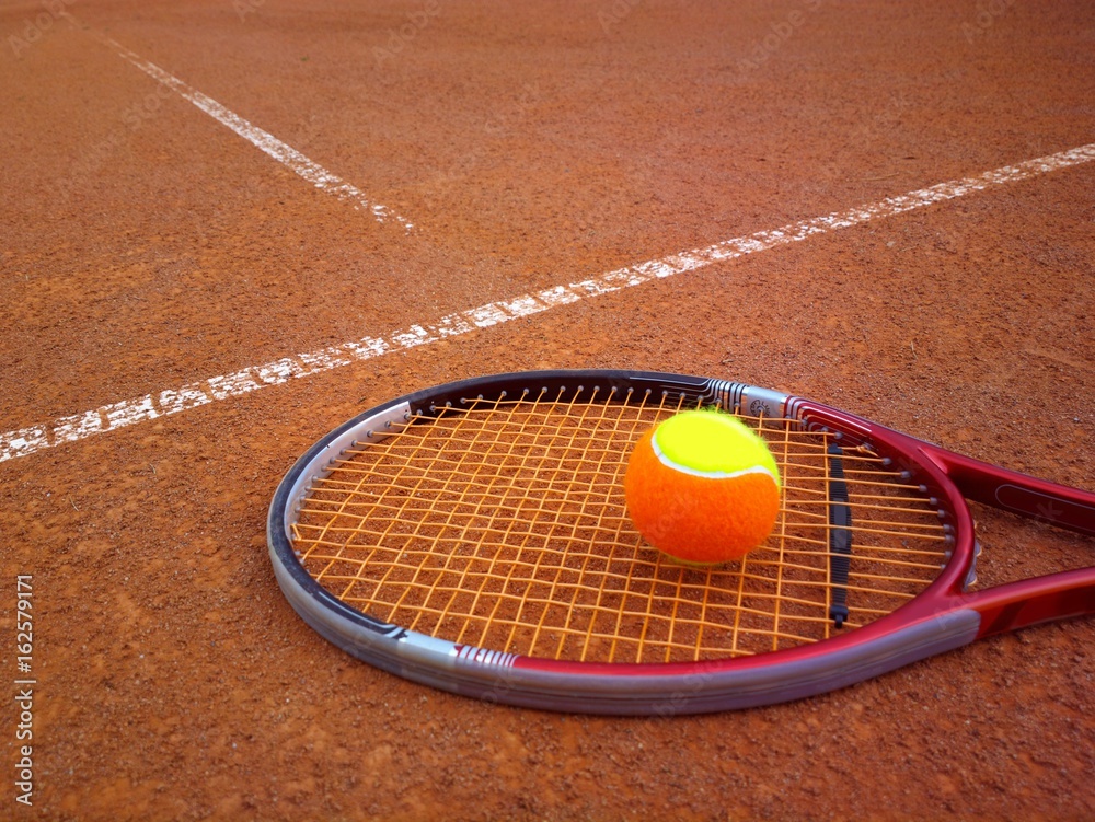 Tennisschläger mit Tennisball auf einem Tennisplatz