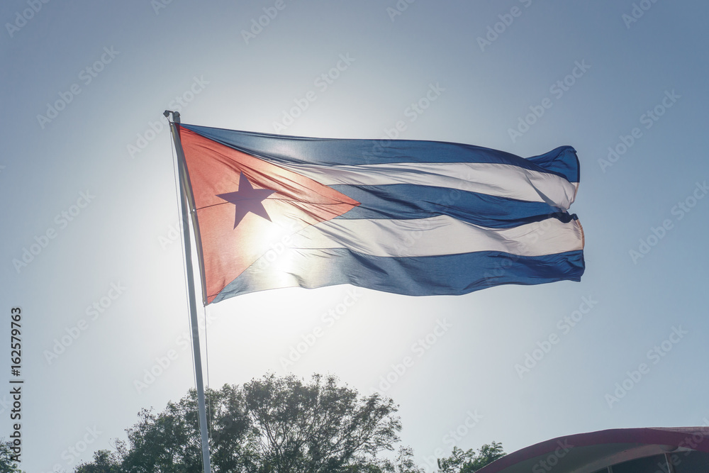 Fototapeta premium cuban flag with blue sky