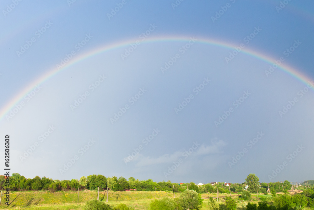 Naklejka premium Rainbow in sky on nature