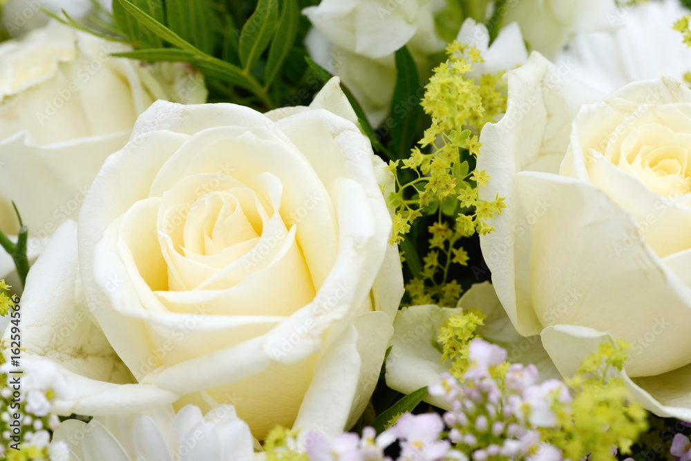 Fototapeta premium bunch of flowers with white roses