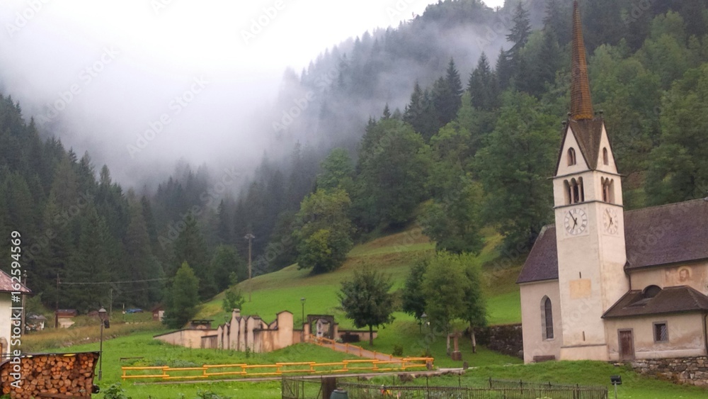 chiesa nella valle alpina