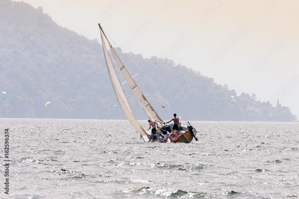 Naklejka premium gita in barca a vela