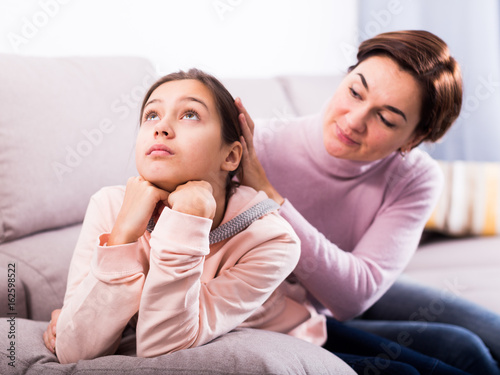 Canvas Print Mother asks daughter to reconcil