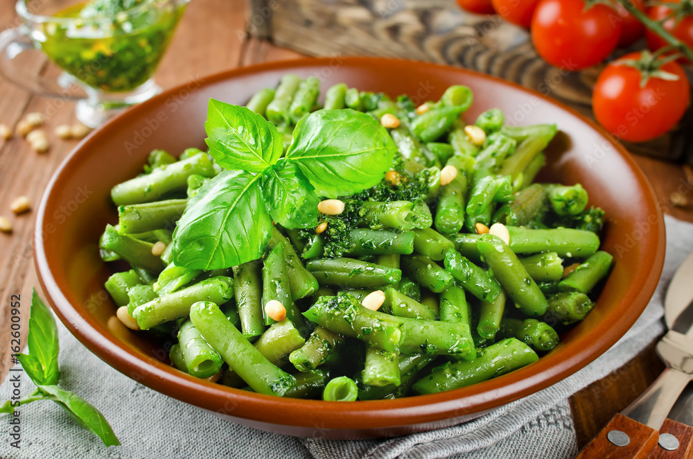 Green beans with pesto and pine nuts Green beans with pesto and pine nuts