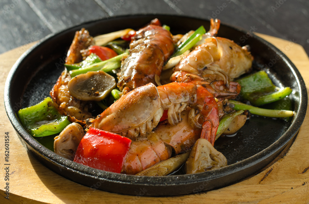 Hot pan mixed vegetable and shrimp.Shrimp fried hot pan Hot pan mixed vegetable and shrimp.Shrimp fried hot pan