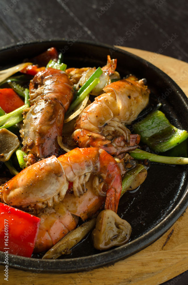 Hot pan mixed vegetable and shrimp.Shrimp fried hot pan