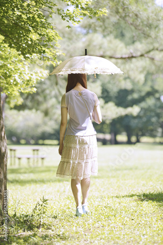 日傘を差して歩く女性 © ＭＯＭＯＴＡＲＯＵ