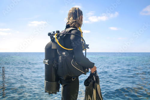 Scuba diver looking the horizon