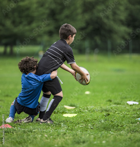 Bambini giocano a rugby photo