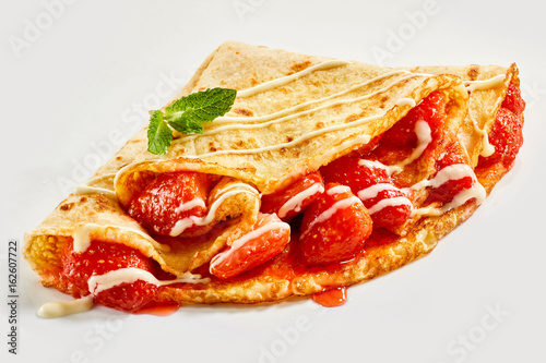 Fotografia Fresh ripe red juicy strawberries in a crepe