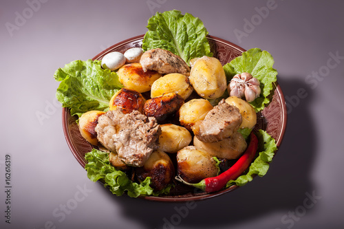 Foto Beautifully decorated dish of potatoes, meat and vegetables