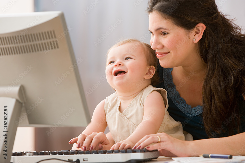 Obraz na plátně Mother and daughter using computer