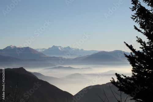 Brume dans les vallées alpines