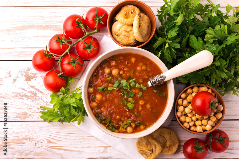 Φωτογραφία Soup Harira with figs. Ramadan food. Traditional Jewish cuisine