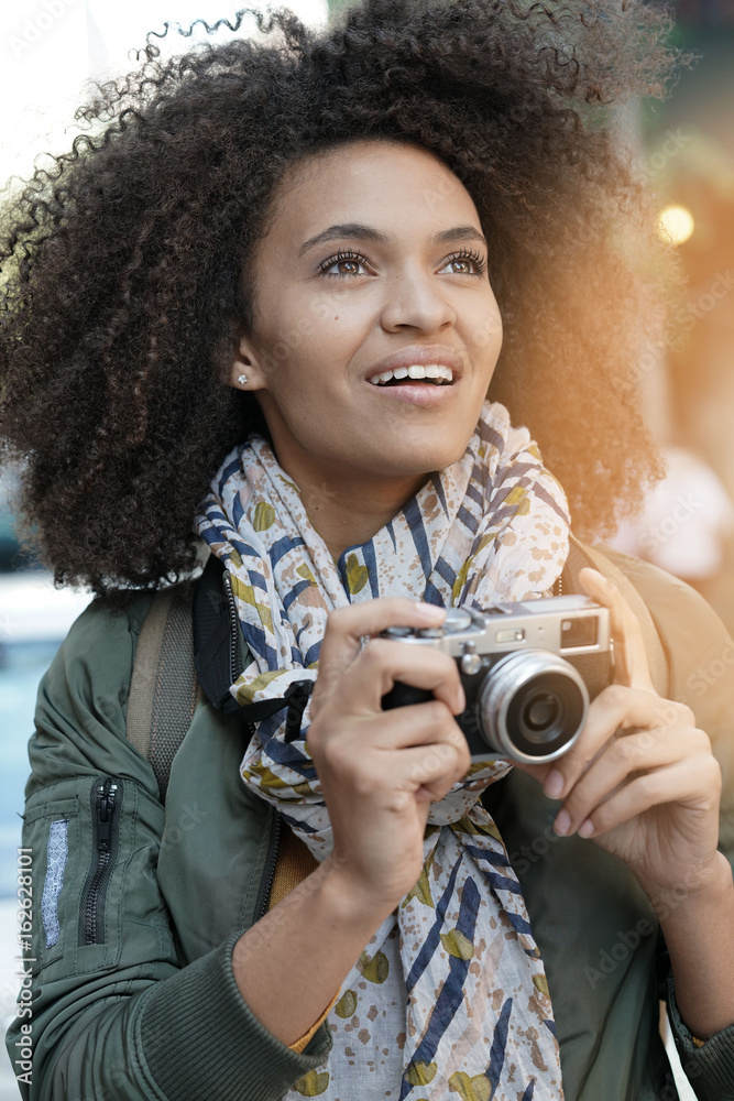 Φωτογραφία Trendy girl in New York City taking pictures with camera