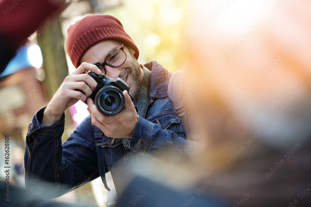 Φωτογραφία Photographer taking picture of girl in NYC streets
