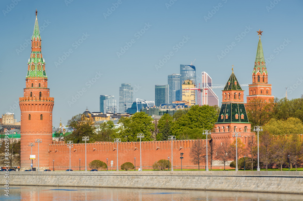Φωτογραφία Morning view of Bolshoy Kamenny Bridge over Moskva River, embankments, Kremlin Towers, businness complex Moscow City in Moscow, Russia