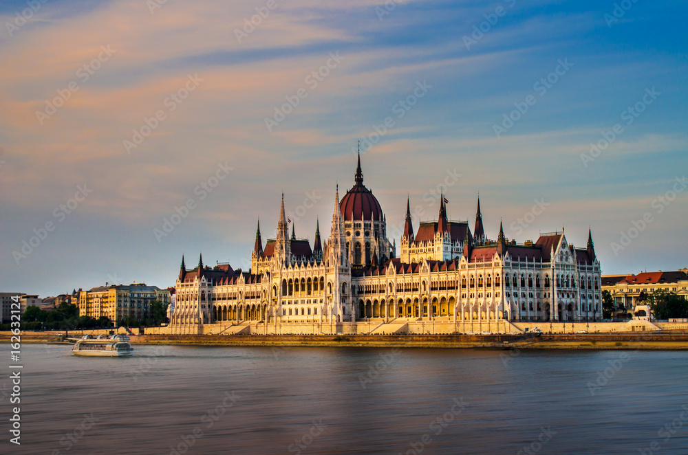 Fototapeta premium Hungary parliament building at sunset