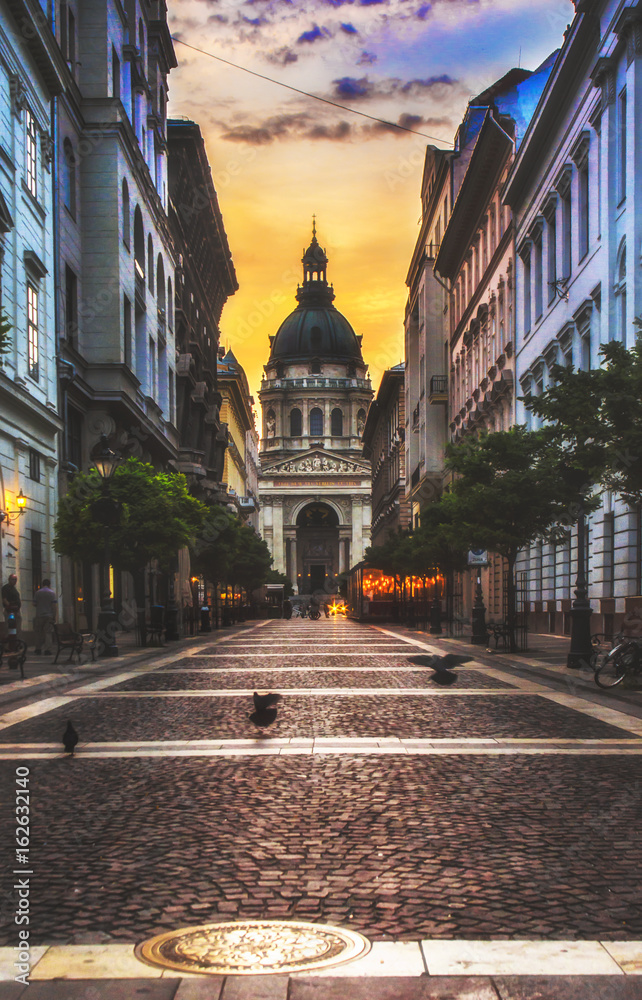 Obraz premium Saint Stephen basilica (Szent István-bazilika) in Budapest on sunrise