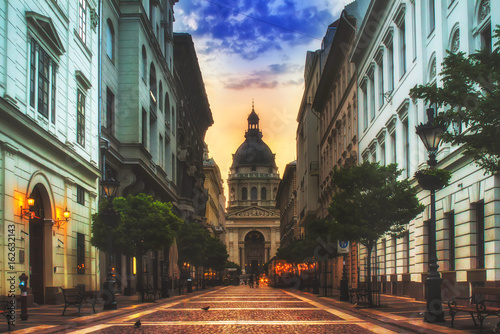 Fototapeta Naklejka Na Ścianę i Meble -  Saint Stephen basilica (Szent István-bazilika) in Budapest on sunrise