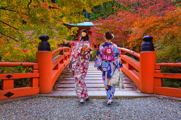 Fotobehang Japan Kimono wandeling tussen herfstesdoorns Kyoto  © Patryk Kosmider