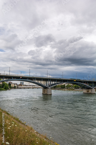 Brücke über den Fluss in Basel © Tobias