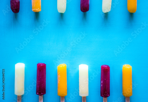青い背景にあるポップでカラフルなフルーツアイスキャンデー Stock 写真 Adobe Stock 青い背景にあるポップでカラフルなフルーツアイスキャンデー Stock 写真 Adobe Stock