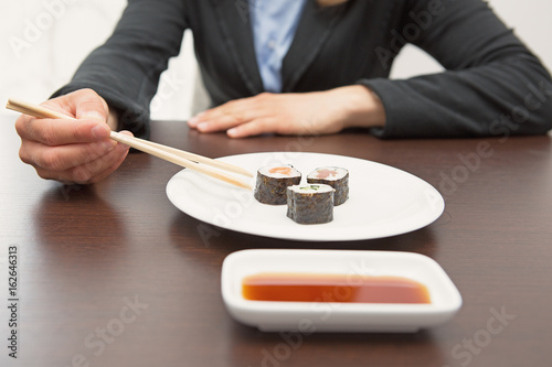 sushi giapponese  e salsa si soia con bacchette photo