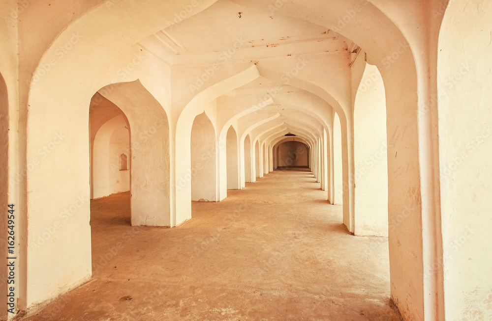 Obraz premium Old stone arches inside the ancient palace in India.