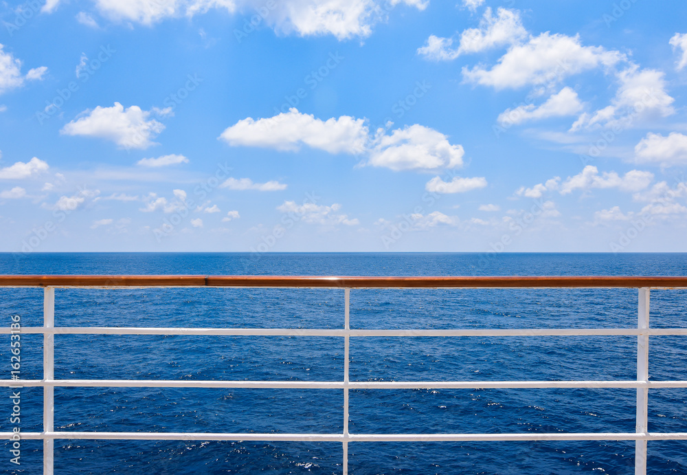 Fototapeta premium Balustrada statku wycieczkowego z widokiem na ocean.