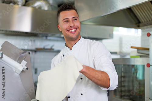 Billede på lærred Chef tossing pizza dough